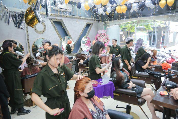 Vào cuối tuần thường rất đông khách nên các bạn đặt lịch trước để không phải đợi lâu nhé.