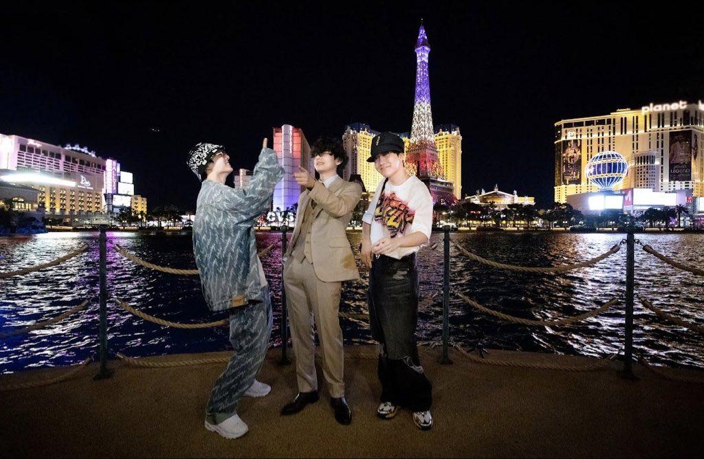 Jungkook, V và j-hope cũng đến check-in buổi trình chiếu nhạc nước tại đài phun nước Bellagio (Nguồn: Internet)