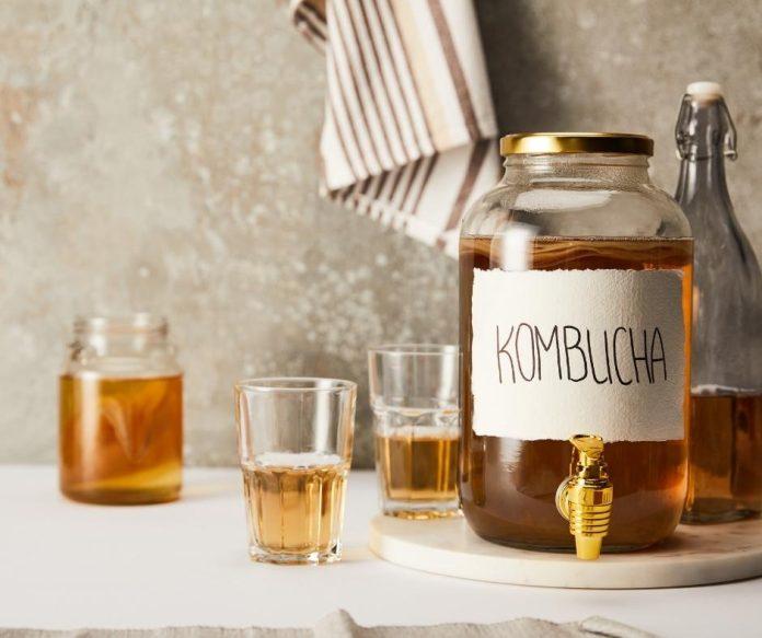 Kombucha là loại trà lên men từ nấm và vi khuẩn giúp cải thiện sức khỏe và làn da tuyệt vời (nguồn: internet)