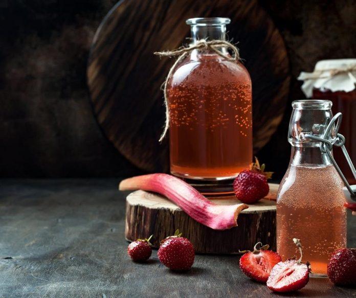 Trà Kombucha nên bảo quản trong bình thủy tinh vì tính axit mạnh có thể làm hư bình nữa đấy (nguồn: internet)