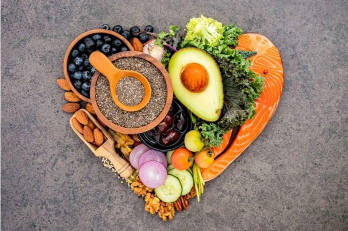 Protein nạc, chất béo lành mạnh, trái cây, rau quả và ngũ cốc nguyên hạt đều là một phần của chế độ ăn uống lành mạnh. (Nguồn: Internet)
