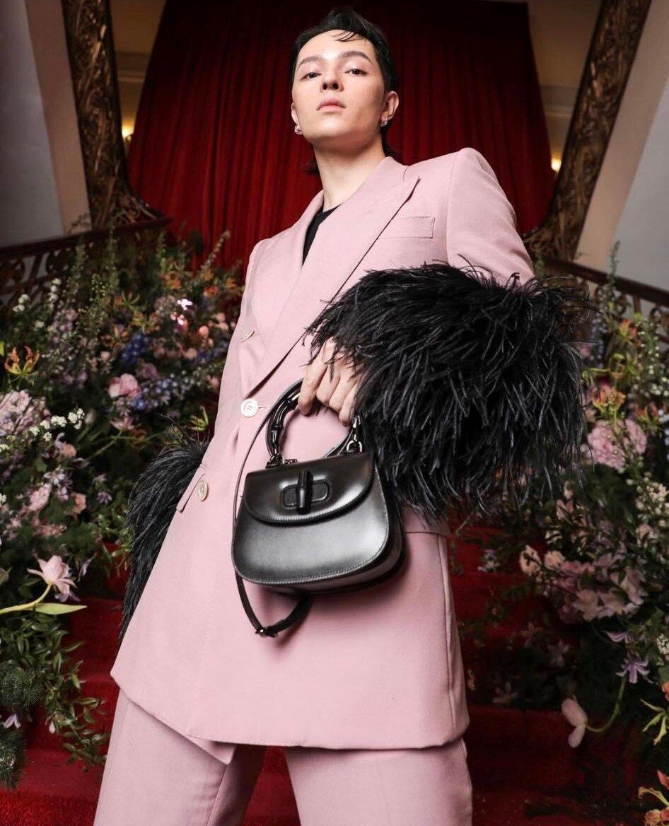Stylist Kelbin Lei với gu thời trang unisex đậm chất Gucci cùng chiếc túi Bamboo 1947 đen phối với khăn lông. (Ảnh: Internet)