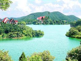 Nước trong veo tại đầm Ao Châu (Ảnh: Internet)