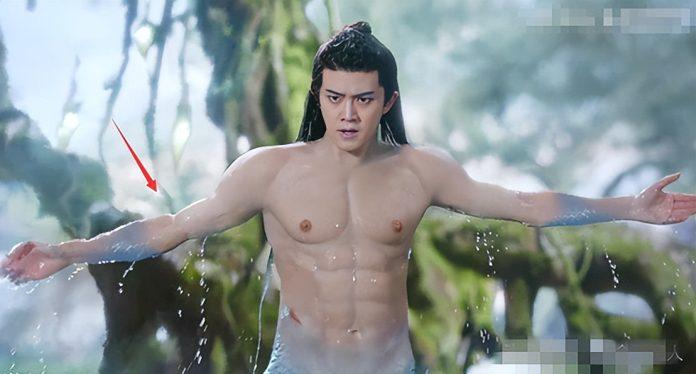 Cơ bắp giả của Nhậm Gia Luân khiến khán giả hết hồn. (Ảnh: Internet)