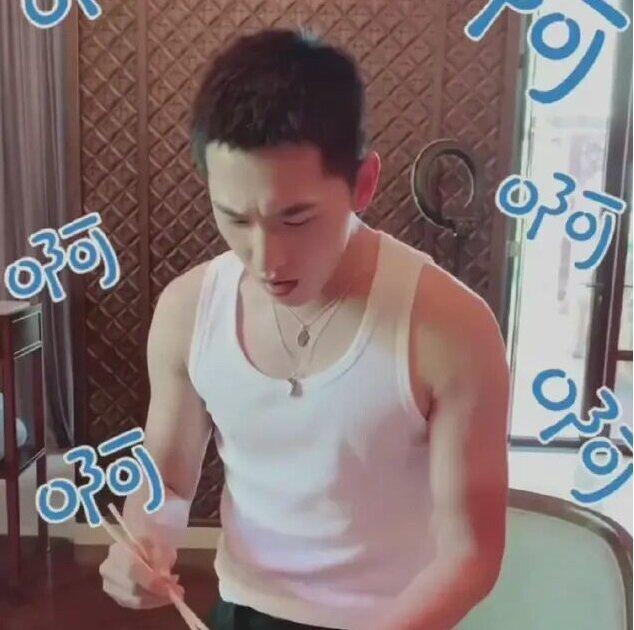 Vai trần của Dương Dương không cao và rộng đến thế. (Ảnh: Internet)