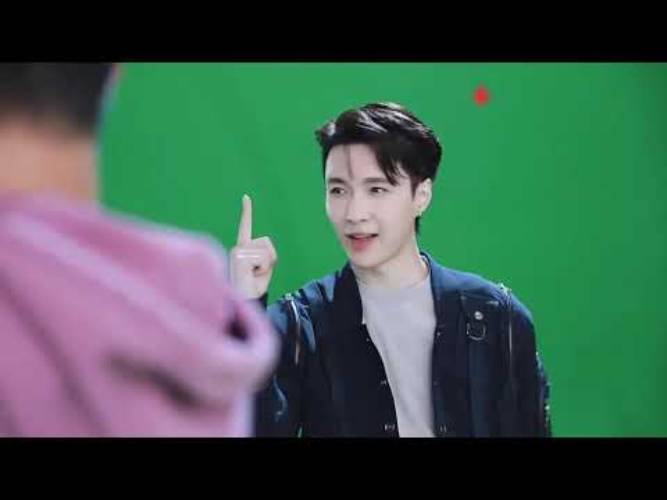 Lay đã không thể có mặt trực tiếp để quay MV mà phải quay riêng và cắt ghép vào MV của nhóm (Nguồn: Internet)