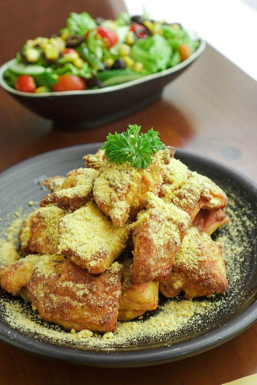 Phô mai phủ đầy trên miếng gà vàng ươm (Nguồn: Internet)