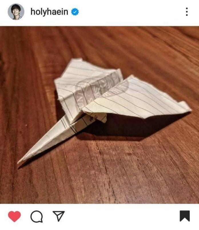 Jung Hae In bất ngờ đăng hình ảnh chiếc máy bay giấy vào ngày sinh nhật Ji Soo (Ảnh: Internet)