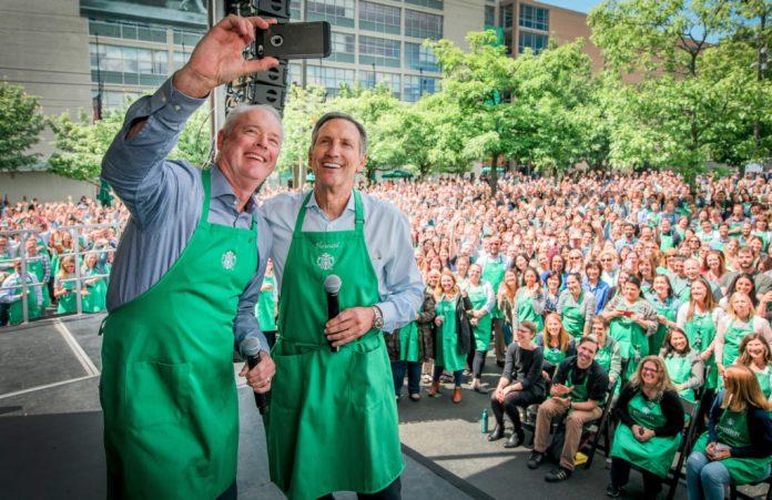 Howard Schultz và nhân viên Starbucks (Ảnh: Internet).