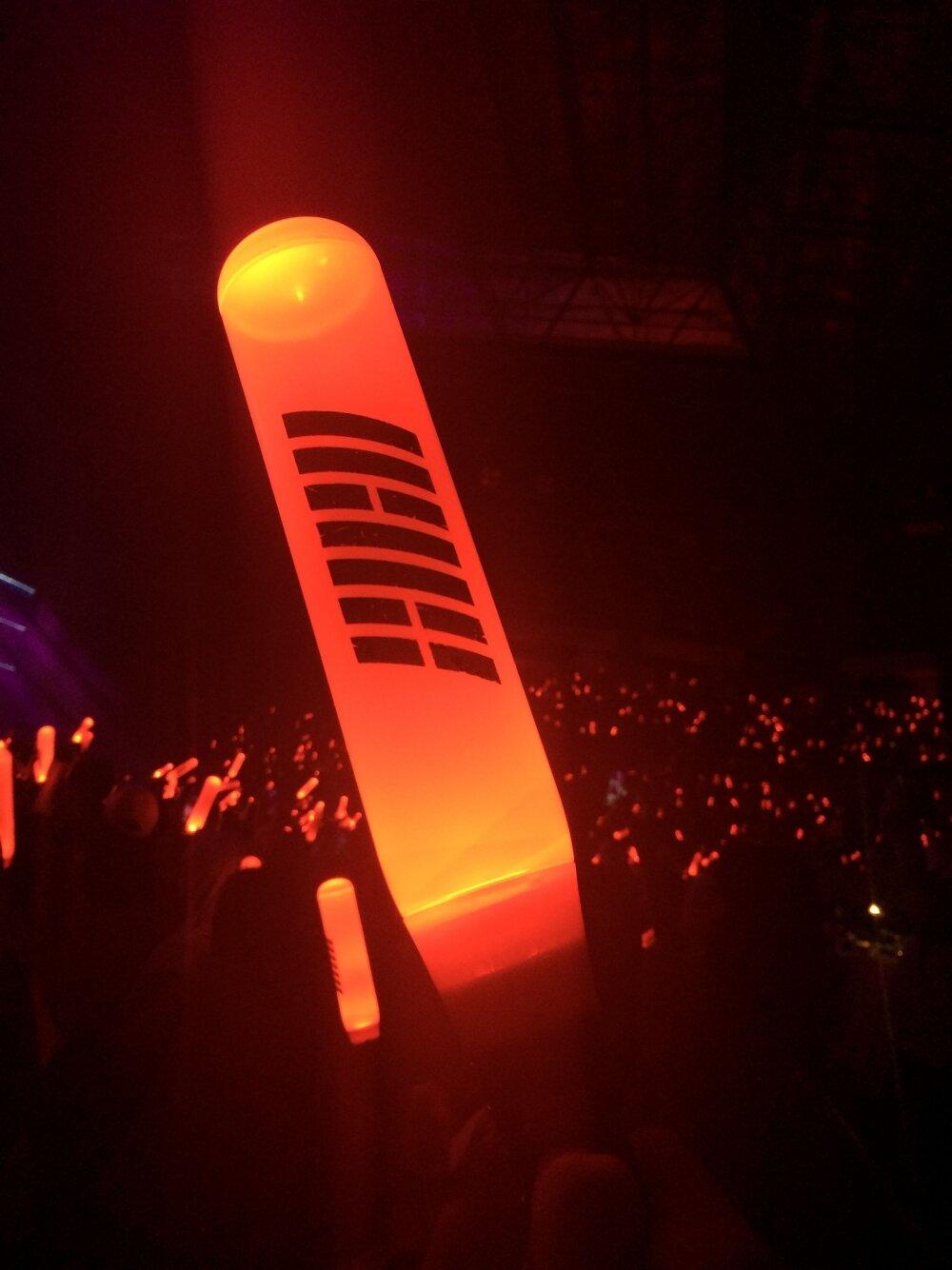 iKON với chiếc lightstick đẹp nhất trong K-Pop. (Nguồn: Internet)