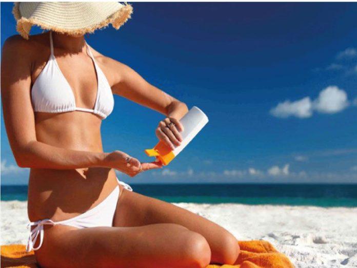 Nếu đi biển, bạn nên chọn loại kem chống nắng chống thấm nước tốt. (Nguồn: Internet)