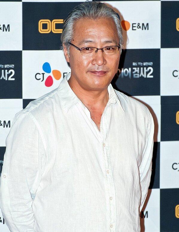 Diễn viên Lee Geung Young vào vai một nhà chính trị tham nhũng đối đầu với công tố viên trẻ Hee Woon (Ảnh: Internet)