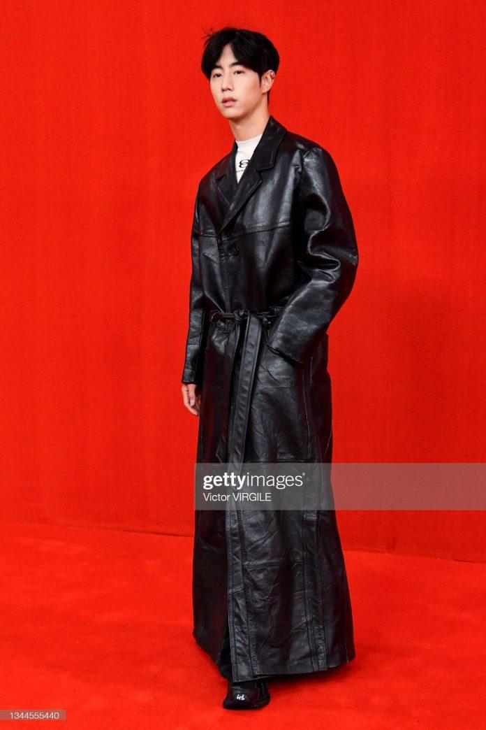 Mark Tuan (GOT7) xuất hiện trên thảm đỏ show diễn của Balenciaga. (Ảnh: gettyimages).
