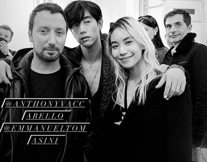 Anh chàng chụp ảnh với Giám đốc sáng tạo của Saint Laurent - Anthony Vaccarello và nữ diễn viên người Thái Lan Kitty Chicha Amatayakul (Nguồn: Internet)