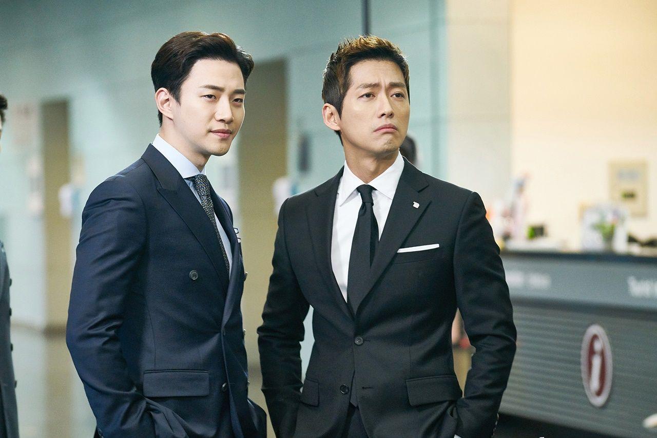 Nam Gong Min và bạn diễn Lee Jun Ho trong Chief Kim (Ảnh: Internet)