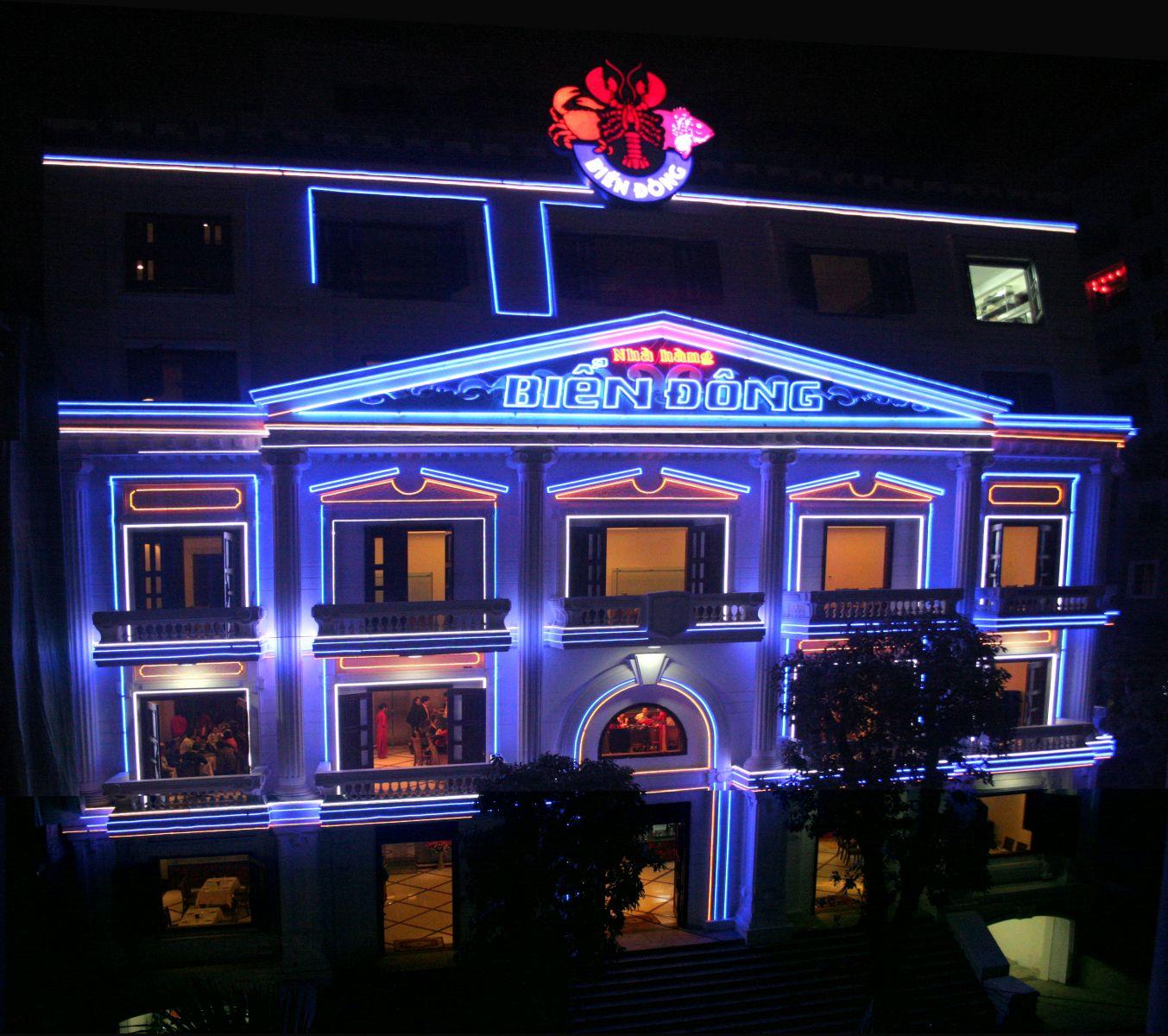 Nhà hàng hải sản Biển Đông lung linh về đêm (ảnh: internet)