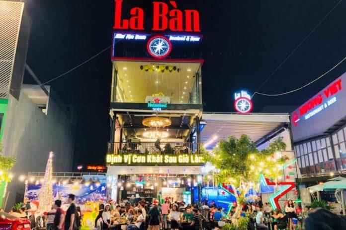 Nhà hàng hải sản La Bàn seafood & beer lung linh về đêm (ảnh: internet)