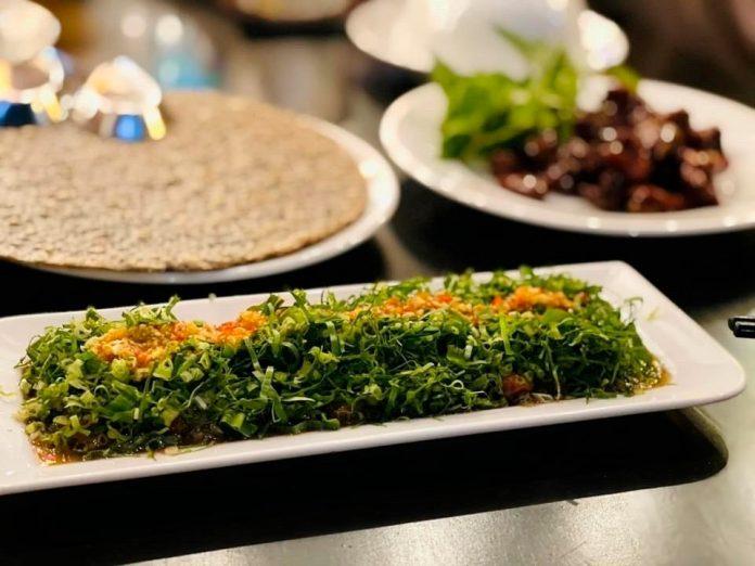 Gỏi sò huyết chua cay - món nhậu cực bén tại The Street. (Ảnh: Internet)