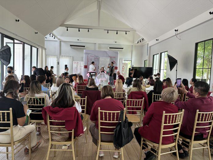 Đây còn là học viện đào tạo tóc chuyên nghiệp tại TPHCM.