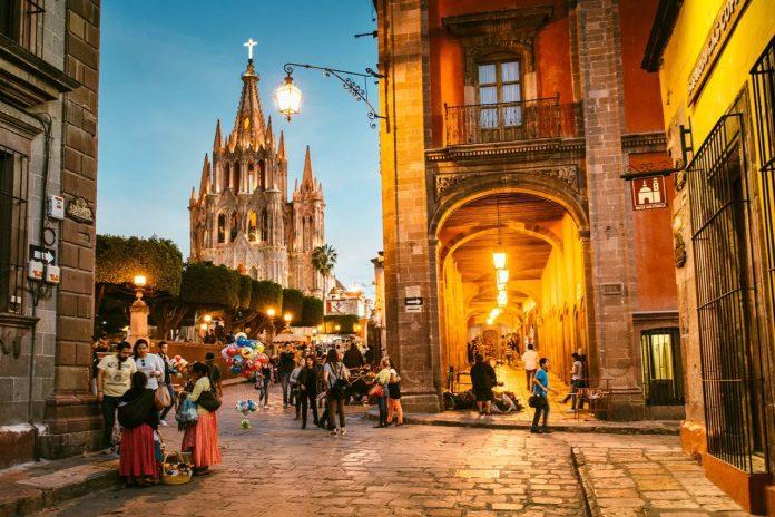 Một góc phố ở San Miguel de Allende lúc lên đèn (Ảnh: Internet)