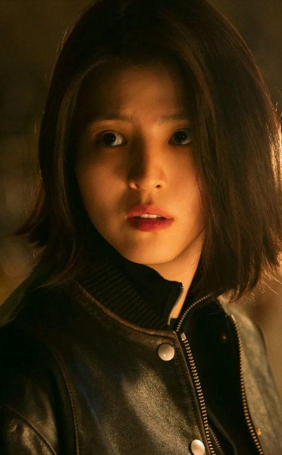 Tóc ngắn rẽ ngôi siêu ngầu của Han Seo Hee. Ảnh : internet