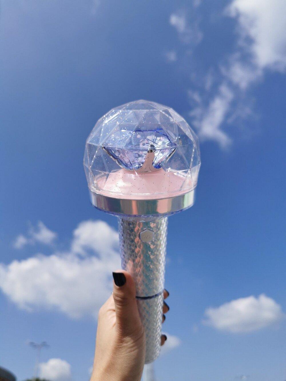 SEVENTEEN với chiếc lightstick đẹp nhất trong K-Pop. (Nguồn: Internet)