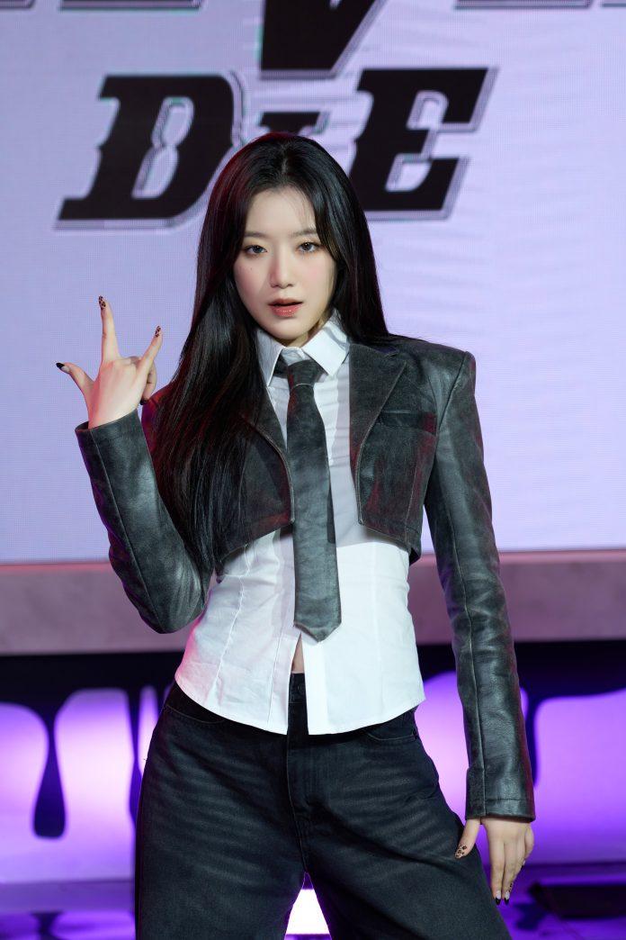Shuhua ((G)I-DLE) - thần tượng K-Pop chứng minh rằng các quý cô mặc suit luôn quyến rũ. (Nguồn: Internet)