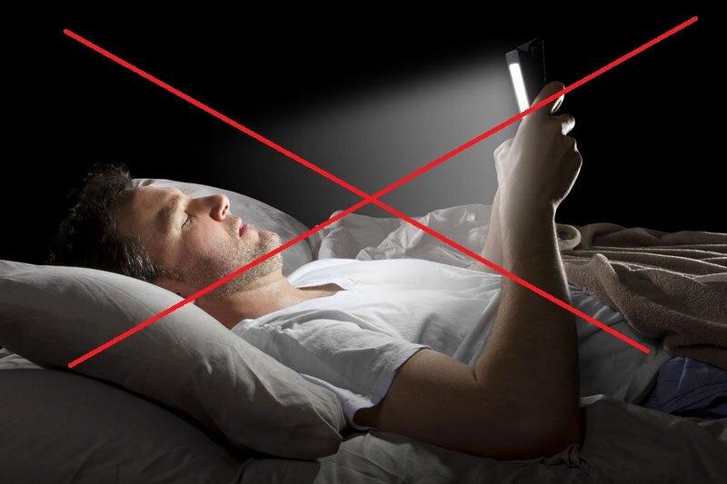 Không dùng điện thoại trước khi ngủ (Ảnh: Internet).