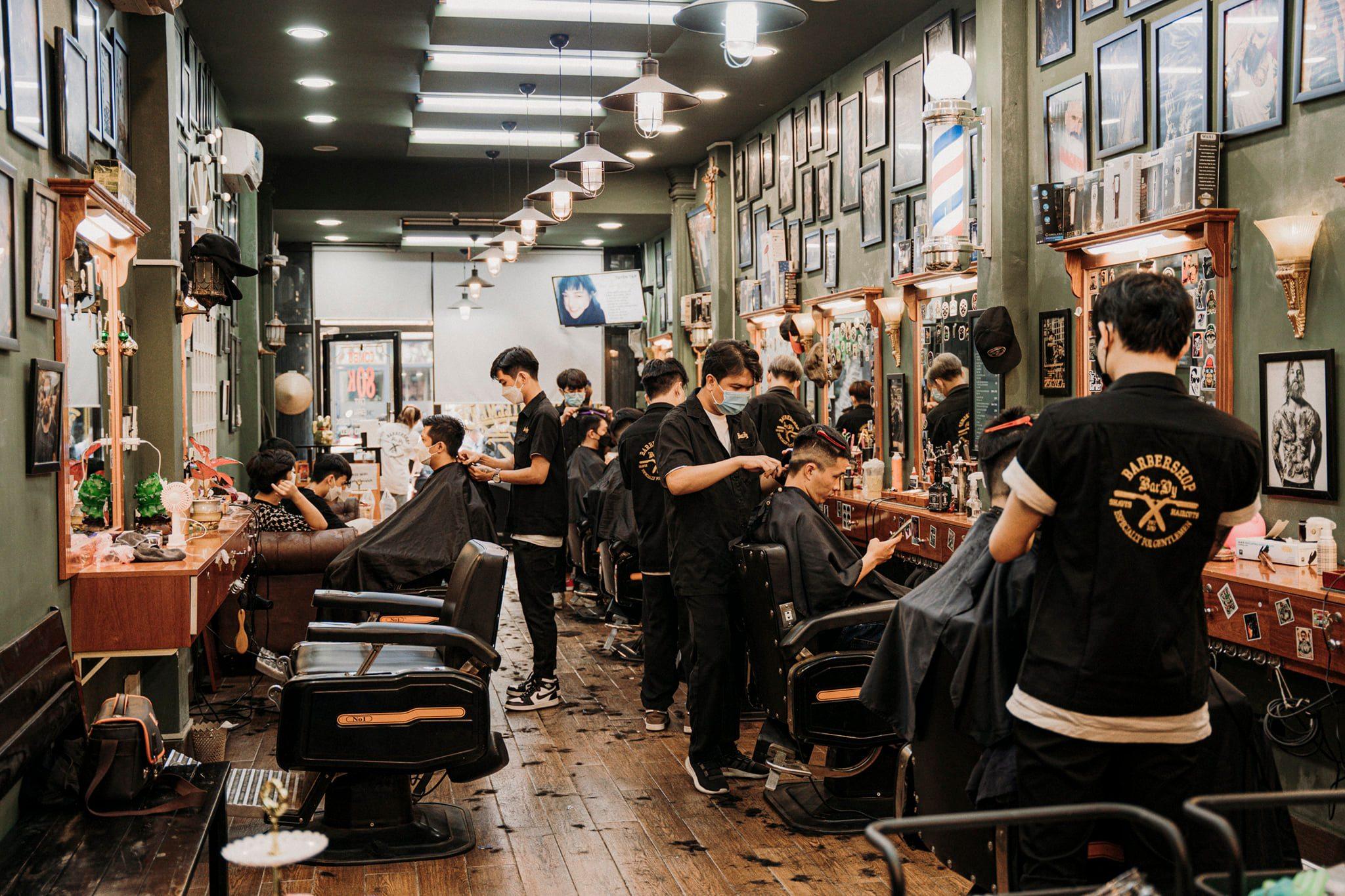 Nếu bạn đang khó chọn một tiệm cắt tóc nam quận 3 chuyên nghiệp thì hãy để chúng tôi giúp bạn. Chúng tôi có đầy đủ kinh nghiệm và trang thiết bị hiện đại để mang đến kiểu tóc ưng ý cho bạn. Hãy ghé thăm cửa hàng của chúng tôi ngay hôm nay.