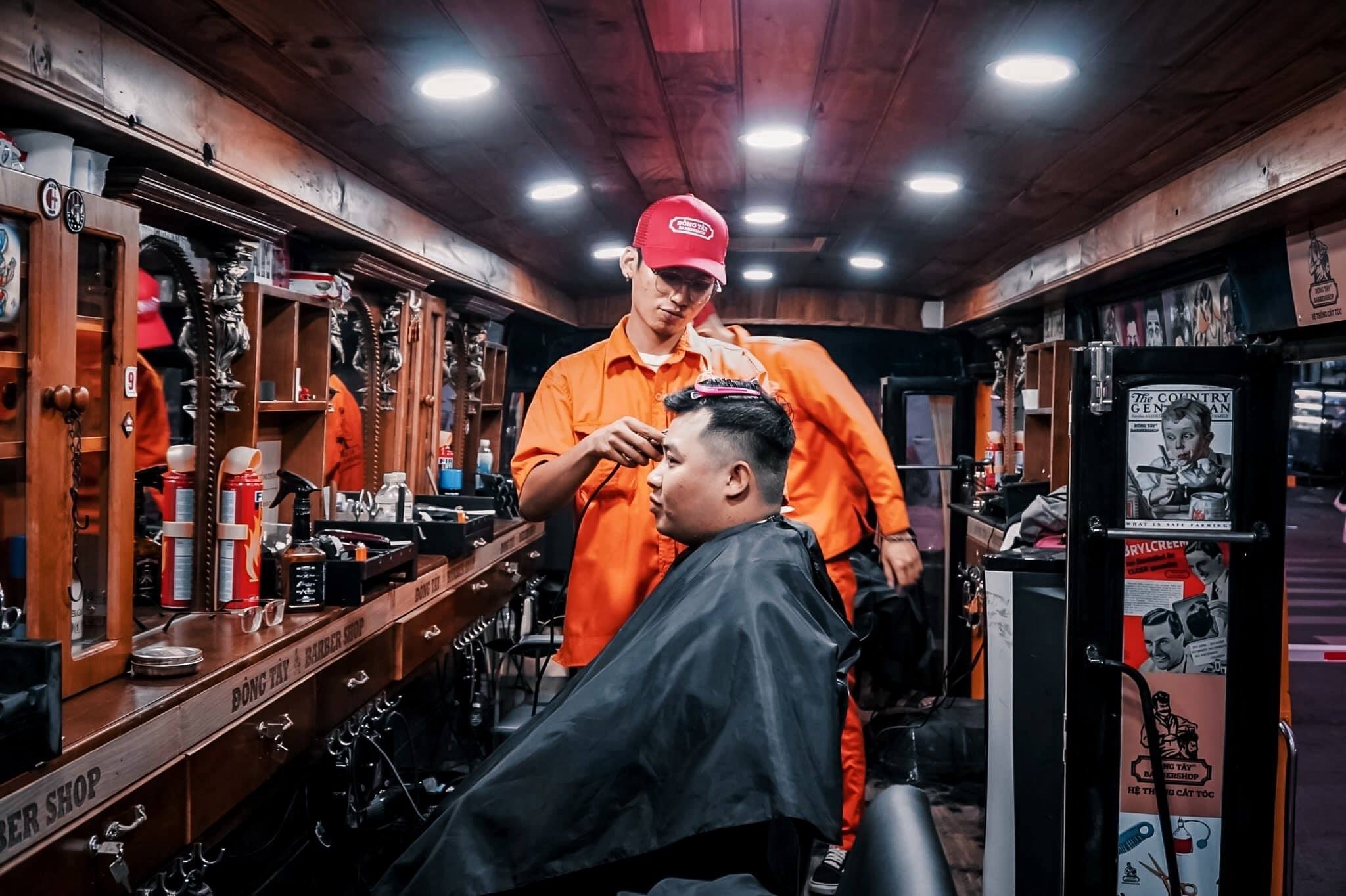 Thử tay nghề cắt tóc nam chất lượng cao tại TPHCM. Được thiết kế đặc biệt dành cho phái mạnh, kiểu tóc này mang đến một vẻ ngoài lịch lãm và đầy sự tinh tế. Với đội ngũ thợ lành nghề, bạn sẽ được tư vấn về cách chăm sóc tóc và các phong cách tóc khác nhau. Hãy đến và cảm nhận sự khác biệt.