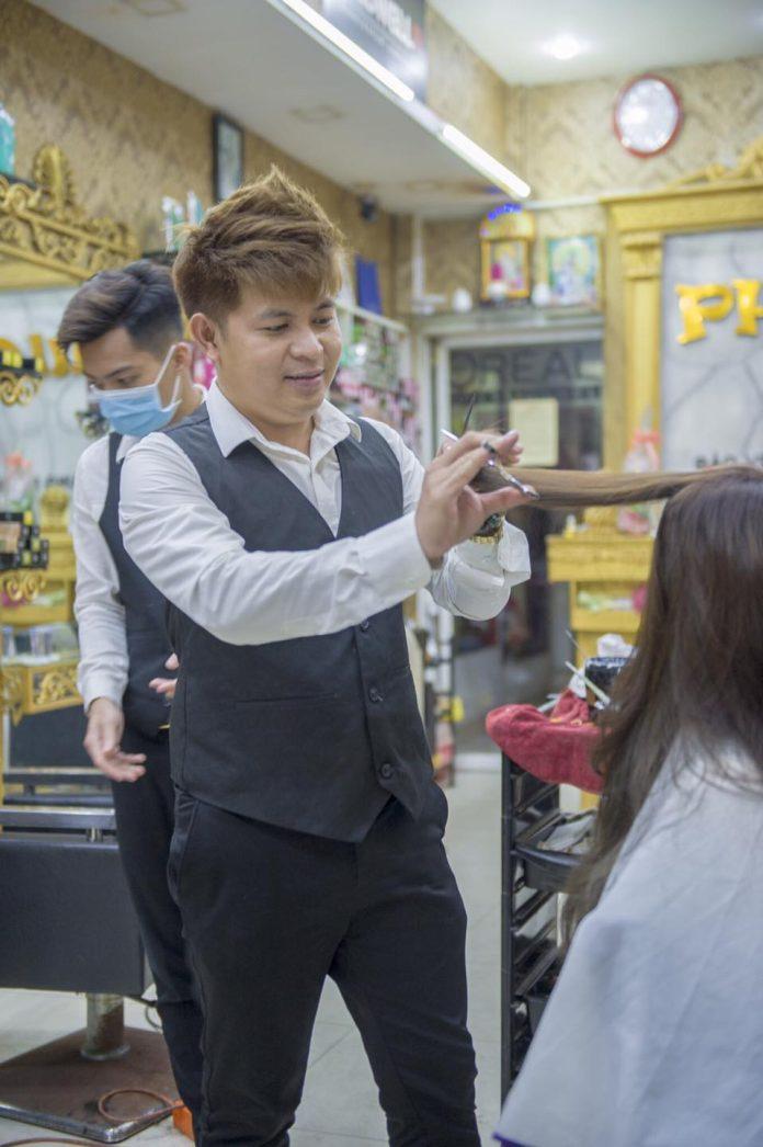 Chủ salon Beauty Phương Tokyo trực tiếp làm tóc cho khách hàng (Nguồn: Internet)
