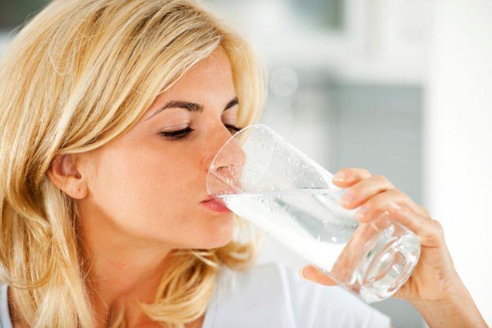 Uống nước hỗ trợ quá trình giảm cân và giảm mỡ (Ảnh: Internet)