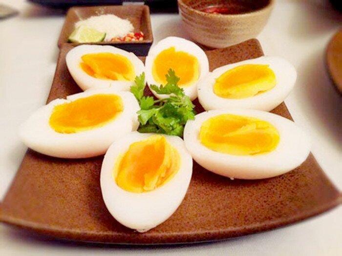 Trong trứng không có chất xơ nên ăn quá nhiều có thể gây táo bón (Ảnh: Internet)