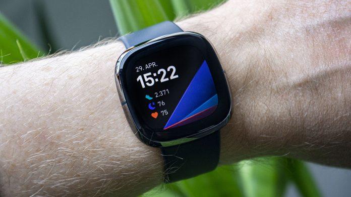 Fitbit Sense trên tay người dùng (Ảnh: Internet).