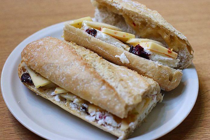 Những chiếc bánh mì nóng giòn ăn kèm với phô mai và trái cây là "ngôi sao" của TonTon Garby (Nguồn: Internet). Những chiếc bánh mì nóng giòn ăn kèm với phô mai và trái cây là "ngôi sao" của TonTon Garby (Nguồn: Internet).