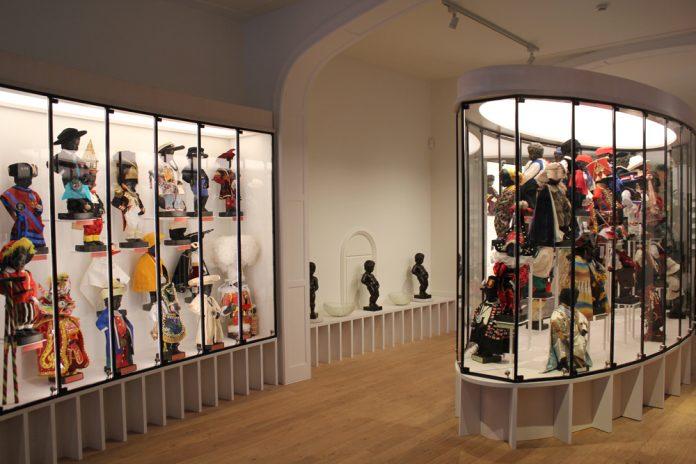 Vẫn là chú bé đứng tè ấy nhưng với nhiều phiên bản và trang phục truyền thống khác (Nguồn: Internet). Vẫn là chú bé đứng tè ấy nhưng với nhiều phiên bản và trang phục truyền thống khác (Nguồn: Internet).