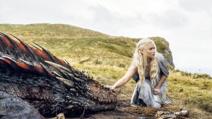 Một cảnh phim Game of Thrones với núi Binevenagh làm hậu cảnh (Ảnh: Internet)