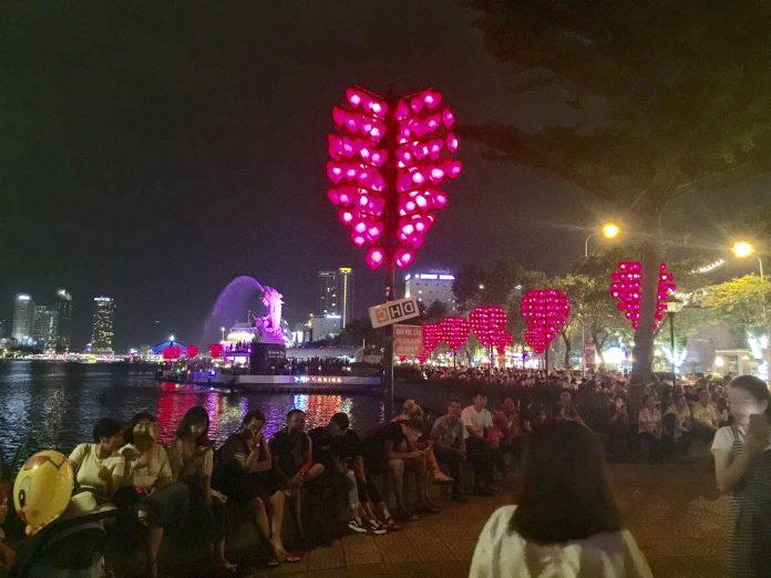 Cầu Tình Yêu nhìn từ xa. (Ảnh: Kim Cúc) Cầu Tình Yêu nhìn từ xa. (Ảnh: Kim Cúc)