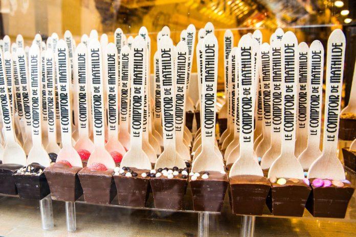 Chỉ cần bỏ que chocolate này vào một ly sữa nóng thì bạn sẽ có ngay một ly hot chocolate siêu thơm ngon (Nguồn: Internet). Chỉ cần bỏ que chocolate này vào một ly sữa nóng thì bạn sẽ có ngay một ly hot chocolate siêu thơm ngon (Nguồn: Internet).