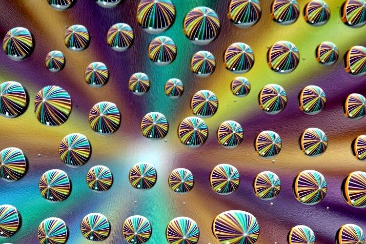 Những giọt nước trên kính kết hợp với hình nền tạo ra hình ảnh rất lạ (Nguồn: Internet)