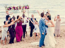 Bạn biết câu chuyện cô gái nào bắt được hoa của cô dâu sẽ là người kết hôn tiếp theo chứ? (Ảnh: Internet)