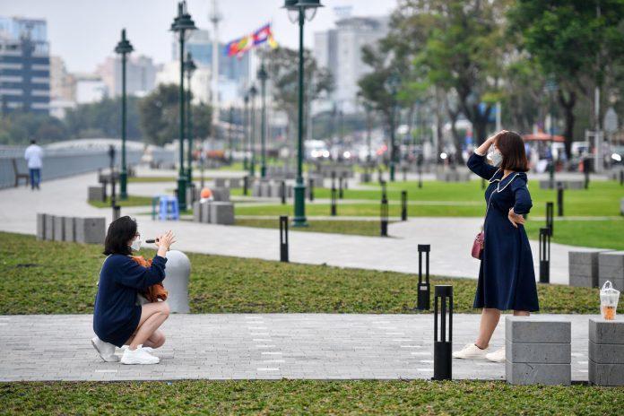 Các bạn trẻ chụp hình cho nhau tại công viên. (Ảnh: Internet) Các bạn trẻ chụp hình cho nhau tại công viên. (Ảnh: Internet)