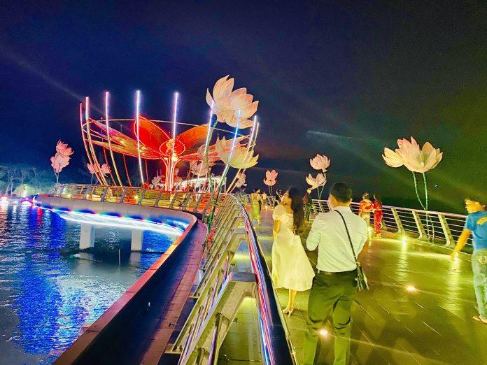 Cầu Tình Yêu vào ban đêm. (Ảnh: Kim Cúc) Cầu Tình Yêu vào ban đêm. (Ảnh: Kim Cúc)