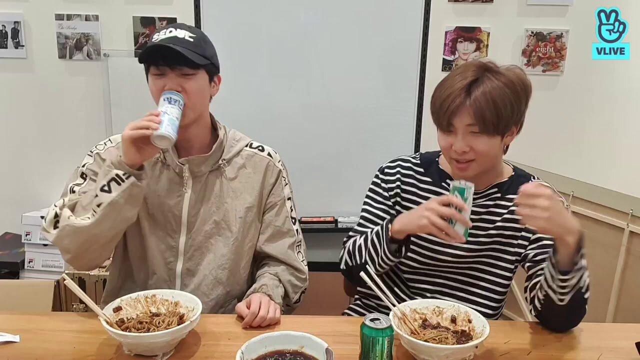 Jin và RM (BTS) thần tượng khiến chúng ta thèm ăn Jajangmyeon. (Nguồn: Internet)