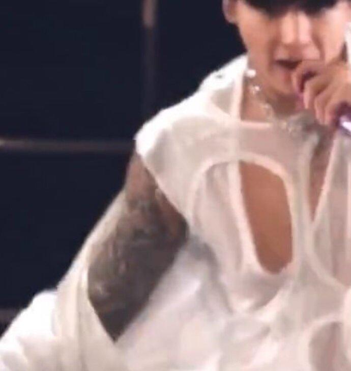 Tuy nhiên có vẻ như sau SOWOOZOO anh chàng đã bổ sung thêm những hình xăm khác (Ảnh: Internet)