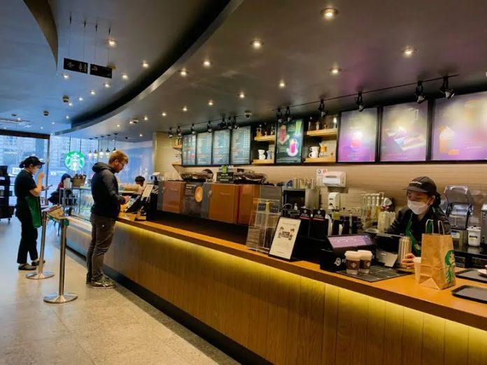 Một quán cà phê Starbucks gần đó đã không thể tiến hành thanh toán bằng thẻ vào sáng hôm nay vì vụ tai nạn (Nguồn: Internet)