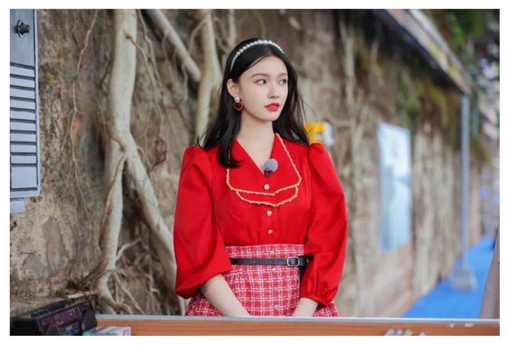 Lâm Duẫn đã thể hiện sự dễ thương của cô ấy khi treo một bộ quần áo rồi làm rơi một bộ quần áo khác xuống với vẻ mặt khó hiểu, bất lực (Nguồn: Baidu)