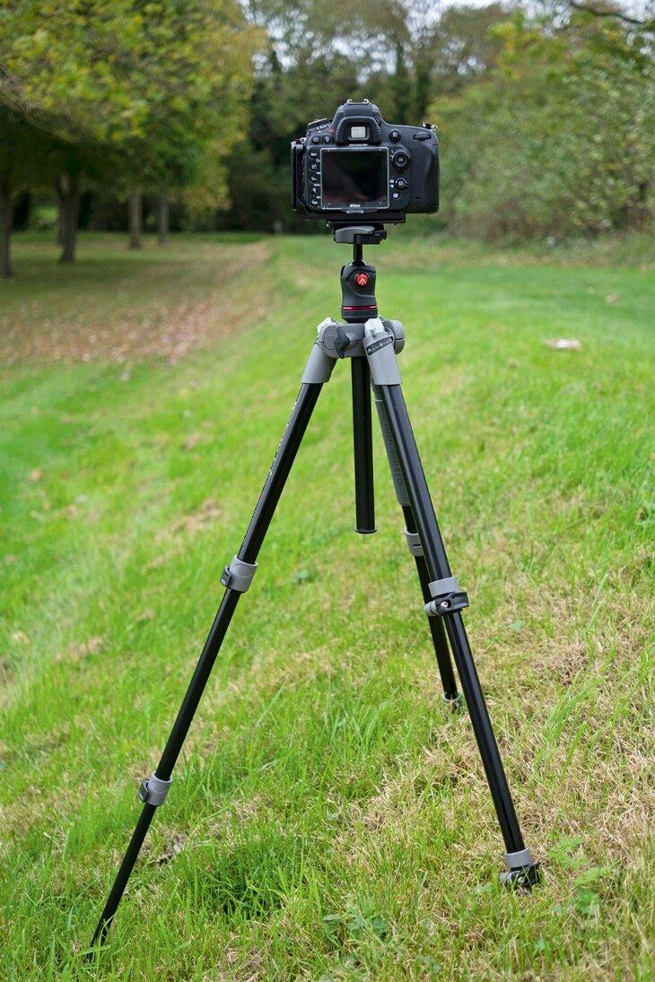 Chân máy tripod để giữ cố định camera (Ảnh: Internet).