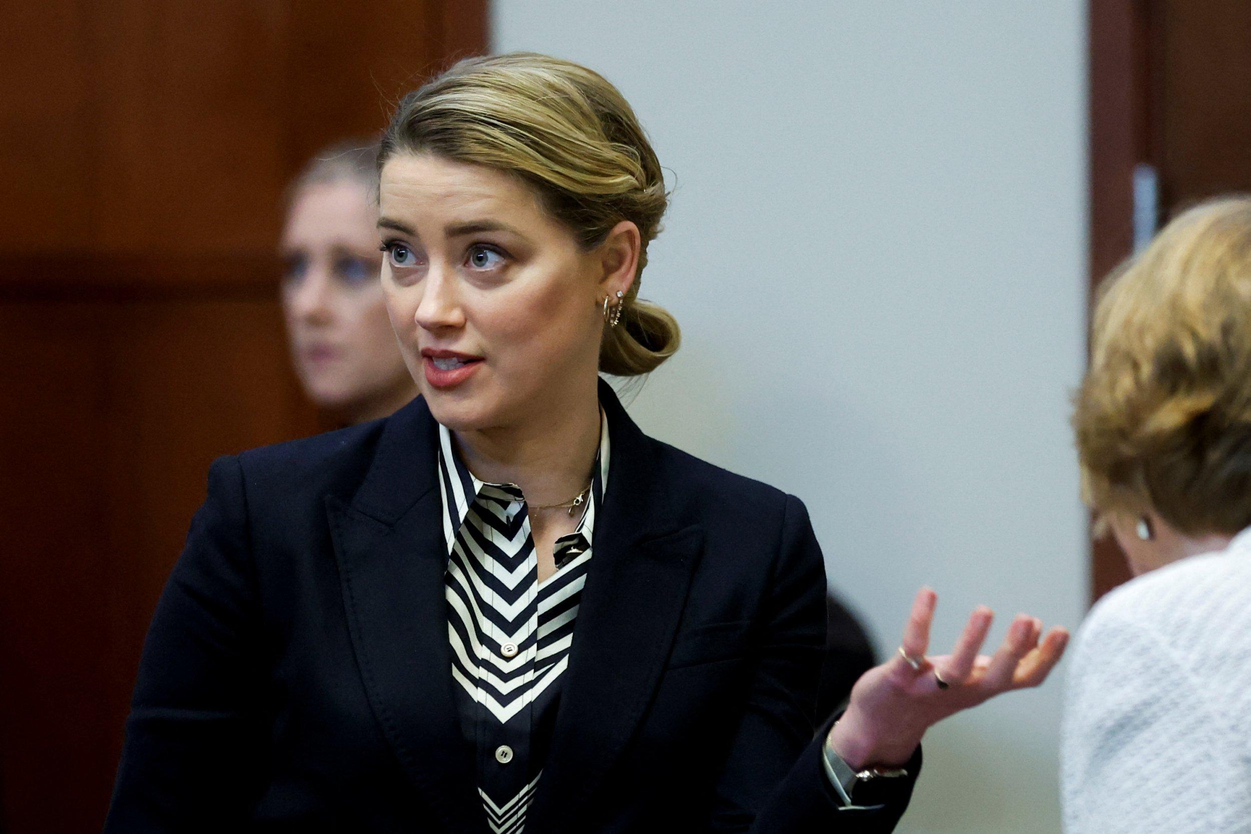 Dáng vẻ của Amber Heard trên tòa khiến mọi người nghi ngờ cô (Nguồn: Internet)