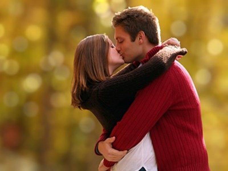 Ôm hôn thể hiện tình yêu mãnh liệt (Nguồn: Internet)